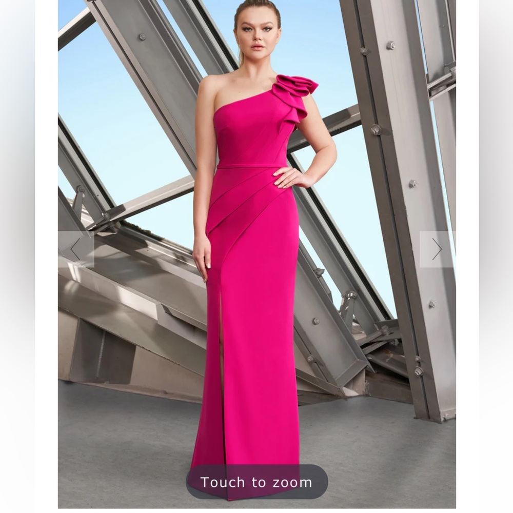 Beautiful MOB dress fushica color it’s stunning on